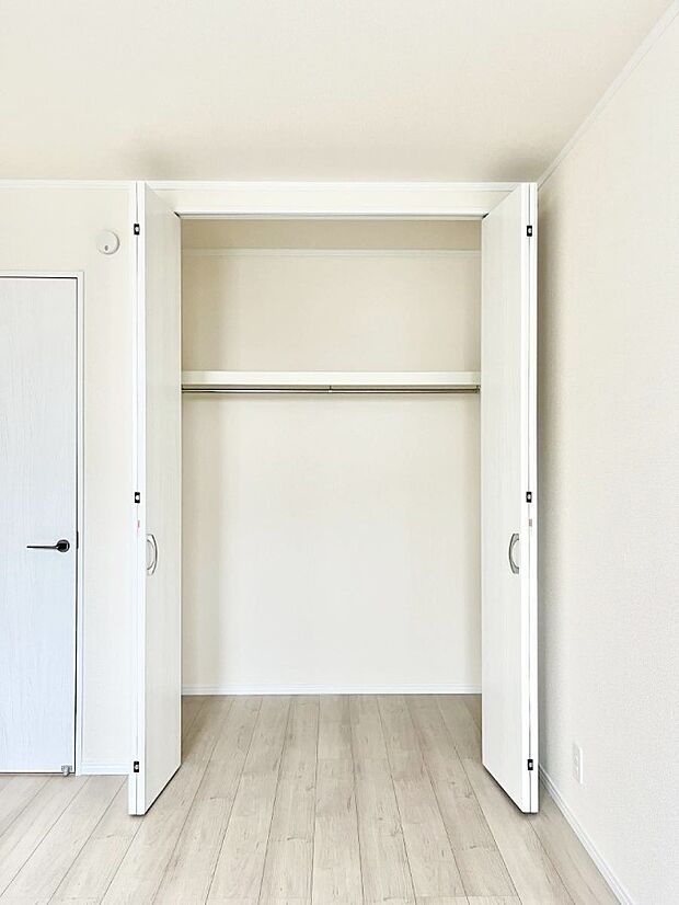 ◆C号棟◆〜Closet〜　壁面クローゼットがあればタンスを置く必要がなく、出っ張りのないスッキリ空間を維持できます。限られたスペースを有効に活用できそう。衣類や趣味の品などたっぷり収納出来ますね♪