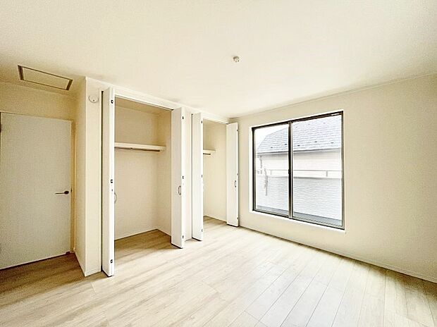 ◆C号棟◆〜Bed Room〜  全居室には収納クローゼットを完備！普段使いのお洋服や小物はもちろん、季節物のお洋服などもしっかりと整理整頓おしまい頂けます。  居室空間を広く使用できますね。