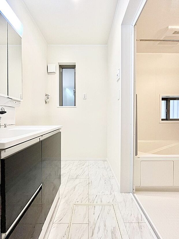 ◆号棟◆〜Dressing Room〜　暗くなりがちな洗面所も窓があると採光と換気が可能なので気持ちよくお使い頂けます。三面鏡タイプの洗面台は鏡裏収納で散らかりがちな洗面所もスッキリ♪