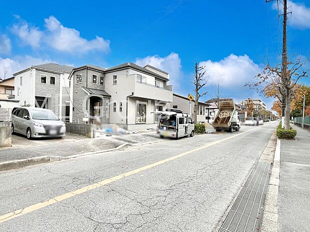 〜Exterior〜　前面道路は閑静な住宅地をはしる車通りの少ない道路。駐車の出し入れもらくらくです！ご不明点・現地見学のご希望は、お気軽にお問い合わせください！