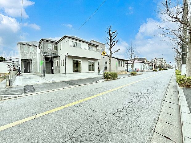 ~Exterior~ 前面道路は閑静な住宅地をはしる車通りの少ない道路。駐車の出し入れもらくらくです!ご不明点・現地見学のご希望は、お気軽にお問い合わせください!