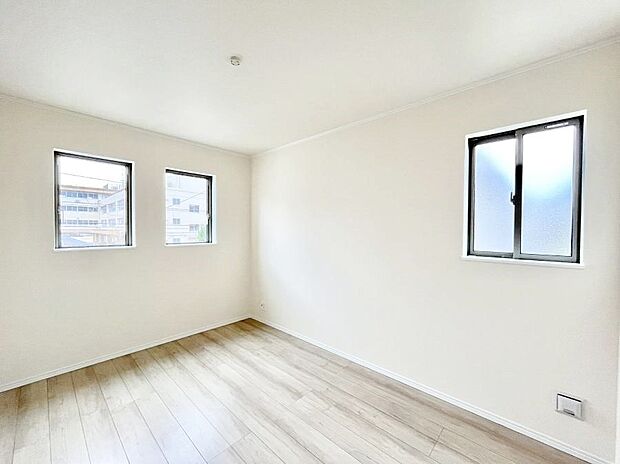 ◆A号棟◆~Bed Room~ 2面採光を確保した明るい室内は、風通しも良く、大変居心地の良い空間となっております。爽やかな風を感じて起きる朝は、快適生活の始まりに!日当たりや通風がとても良い住まい♪