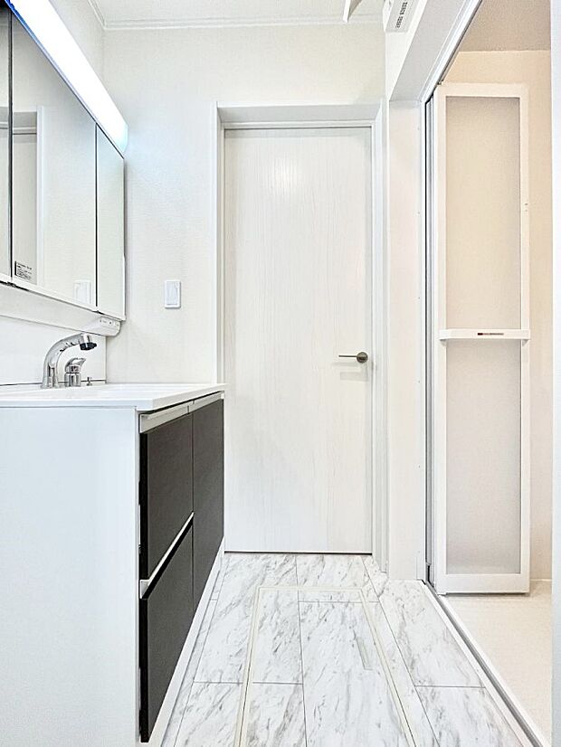 ◆A号棟◆〜Dressing Room〜　明るく清潔感溢れるパウダールーム。毎日使う場所だからこそ、快適な空間となっております。シャンプードレッサーを採用しておりますので、朝シャンも手軽に出来ます。