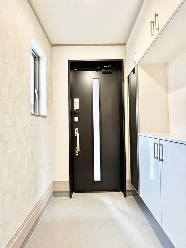 ◆B号棟◆~Entrance~ 家の中でお客様を迎える最初の場所である玄関は、家の印象そのものです!豊富な玄関収納で、常に綺麗に保つことが出来ます♪玄関にはたっぷり収納の下駄箱を完備!