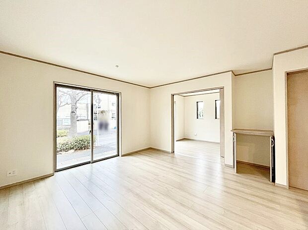 ◆B号棟◆~Living~ 飽きの来ないシンプルでおしゃれなLDK。大きな窓から日差しが差し込むので室内も明るく、家族の憩いの場としてピッタリです。開放感と日当たりの良さを是非ご覧ください!