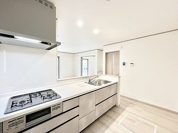 ◆B号棟◆~Kitchen~ 「さぁ今日は何を作ろう」こんなキッチンなら思いっきり料理ができちゃいます。キッチンからはリビングが一望できます。家族がつながるお家がここにございます。