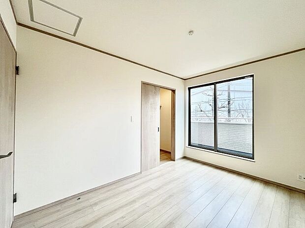 ◆B号棟◆〜Bed Room〜　木の温もりがやさしいフローリングは安らぎをもたらすプライベート空間。明るめのフローリングですので、壁紙ともマッチし、お部屋を更に広く見せてくれる効果も。