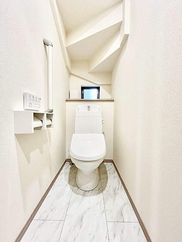 ◆B号棟◆〜Toilet〜　清潔感のある水回り♪トイレはウォシュレット付きです◎トイレは毎日使わざるを得ないもの。いつも清潔を保ちたいですね。トイレが2ヶ所あるので朝の混雑時に便利です！