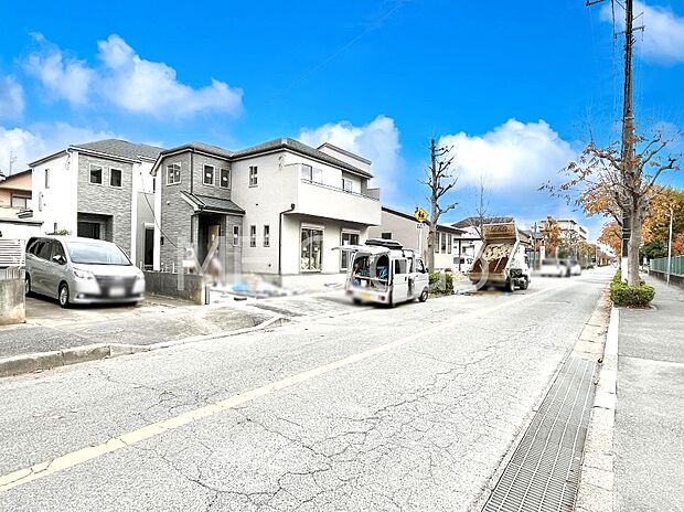 〜Exterior〜　前面道路は閑静な住宅地をはしる車通りの少ない道路。駐車の出し入れもらくらくです！ご不明点・現地見学のご希望は、お気軽にお問い合わせください！