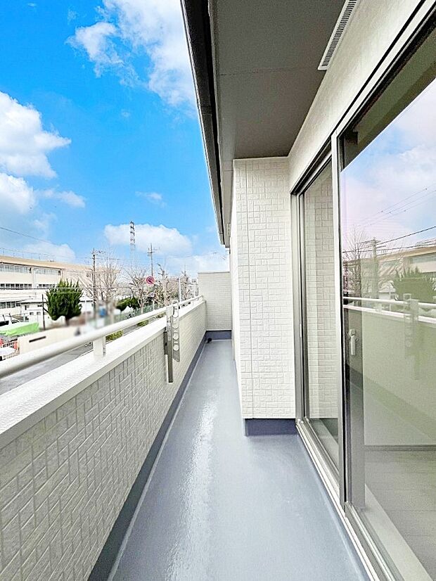 ◆B号棟◆〜Balcony〜  バルコニーは温かい陽がさしこみ、お布団や洗濯物を気持ちよく干すことができます。使いやすく開放的なバルコニーです♪陽ざしがたっぷり降り注ぐ、バルコニー付き住まい。  