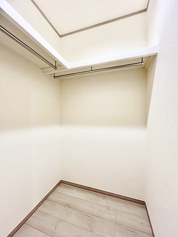 ◆B号棟◆〜Walk-in Closet〜　たくさんの洋服をかけてもシワになりにくいウォークインクローゼット。洋服以外にも、普段使わない家電やスーツケース、ストック品など何でも片付く嬉しい空間です。