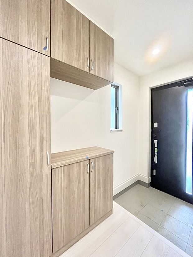 ◆A号棟◆〜Entrance〜　家の中でお客様を迎える最初の場所である玄関は、家の印象そのものです！豊富な玄関収納で、常に綺麗に保つことが出来ます♪玄関にはたっぷり収納の下駄箱を完備！