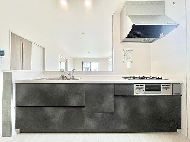 ◆A号棟◆〜Kitchen〜　広くて使いやすいキッチンなら家族でいっしょに料理をつくったり、後片付けも手間なくできちゃいます♪収納もたっぷりあるので、いつもすっきりと清潔な印象を保てます。