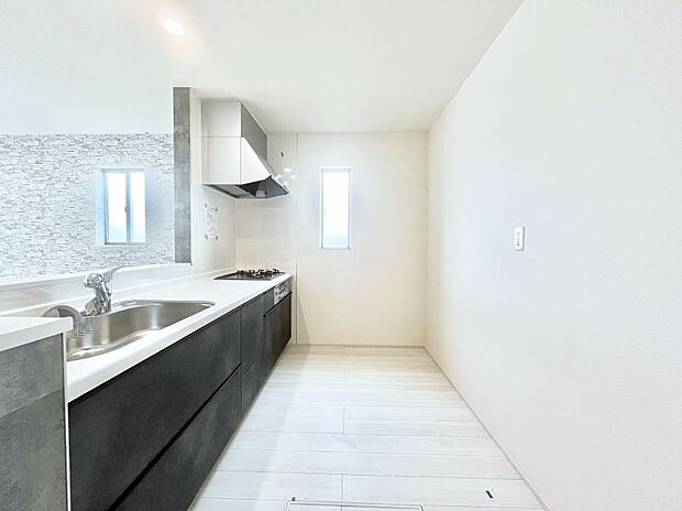 ◆A号棟◆〜Kitchen〜　自然光が入る窓のあるキッチン☆毎日使う場所だからこそ、使い勝手を考慮しました。ゆったりとしたキッチンコーナーは質感豊かな仕上がりとなっております。