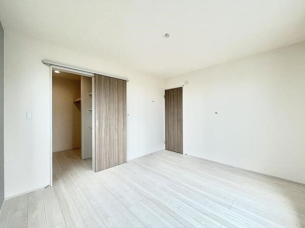 ◆A号棟◆〜Bed Room〜 「今日も一日お疲れ様」とご夫婦でゆったりくつろげるWIC付きの寝室。毎日の家事やお仕事に疲れた日はフカフカのベットで癒されてください。快適な広さが自慢♪