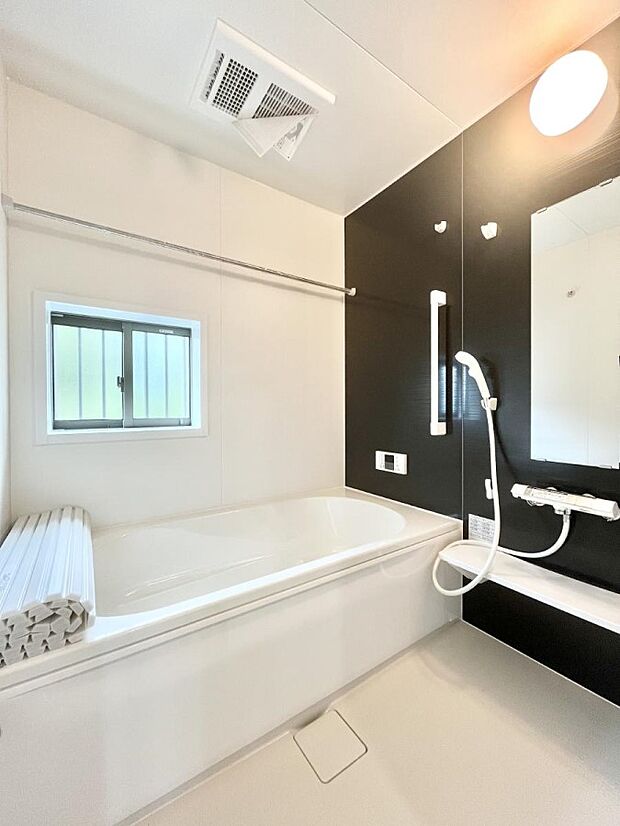 ◆A号棟◆〜Bath Room〜　窓付きのバスルームは、採光もあり明るく気持ちの良い空間です。窓があることで、換気環境も良好。ゆったり寛げるバスルームで、毎日のバスタイムが楽しみになりそうです。