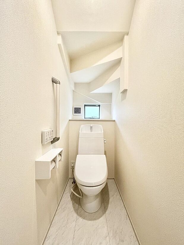 ◆A号棟◆〜Toilet〜　清潔感のある水回り♪トイレはウォシュレット付きです◎トイレは毎日使わざるを得ないもの。いつも清潔を保ちたいですね。トイレが2ヶ所あるので朝の混雑時に便利です！