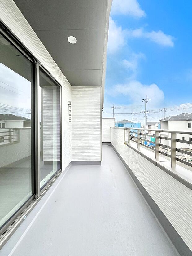 ◆A号棟◆〜Balcony〜　南向きのバルコニーの前には雲以外に太陽を遮るものがありません。お洗濯物も乾きやすく、何より明るく気持ちのいい光が入ってきます。使いやすく開放的なバルコニーです♪