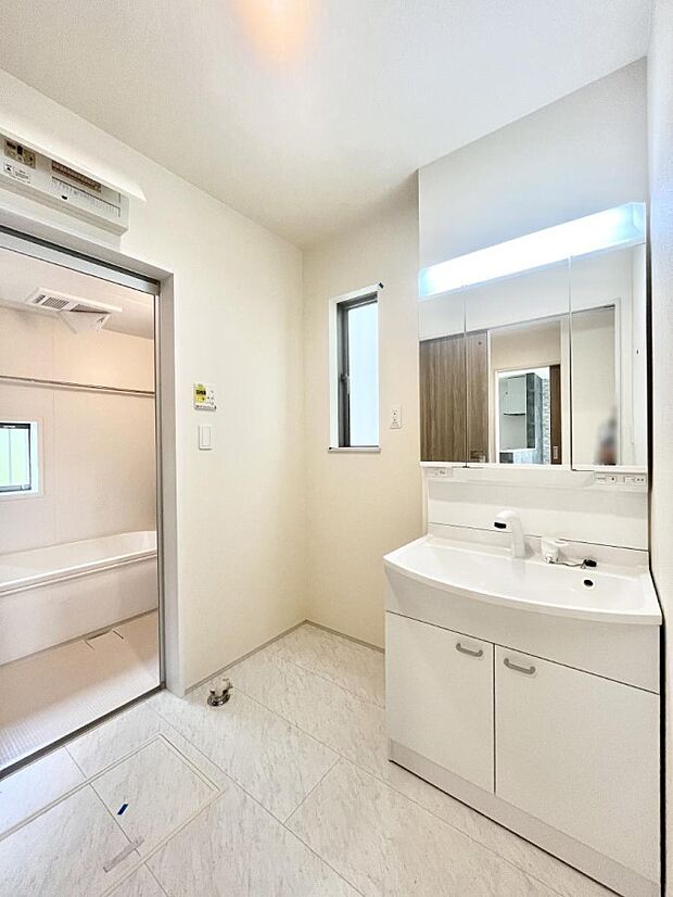 ◆A号棟◆〜Dressing Room〜 暗くなりがちな洗面所も窓があると採光と換気が可能なので気持ちよくお使い頂けます。三面鏡タイプの洗面台は鏡裏収納で散らかりがちな洗面所もスッキリ♪