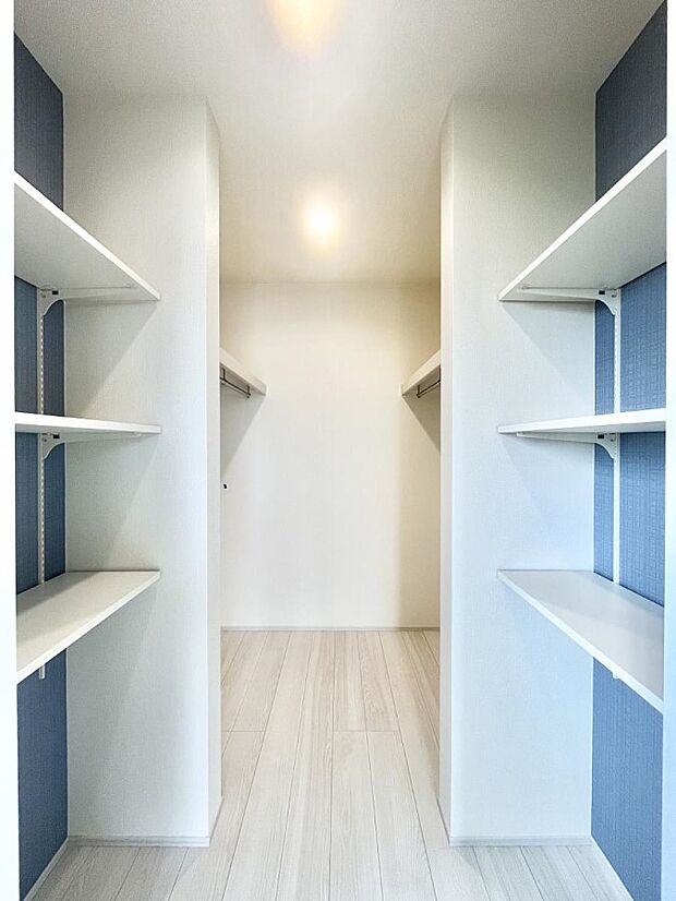 ◆A号棟◆〜Walk-in Closet〜　たくさんの洋服をかけてもシワになりにくいウォークインクローゼット。洋服以外にも、普段使わない家電やスーツケース、ストック品など何でも片付く嬉しい空間です。