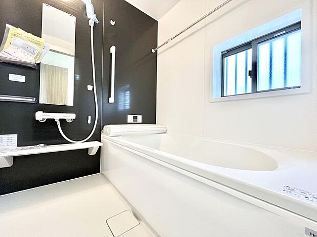 一日の疲れを癒してくれる明るい清潔感のあるバスルーム