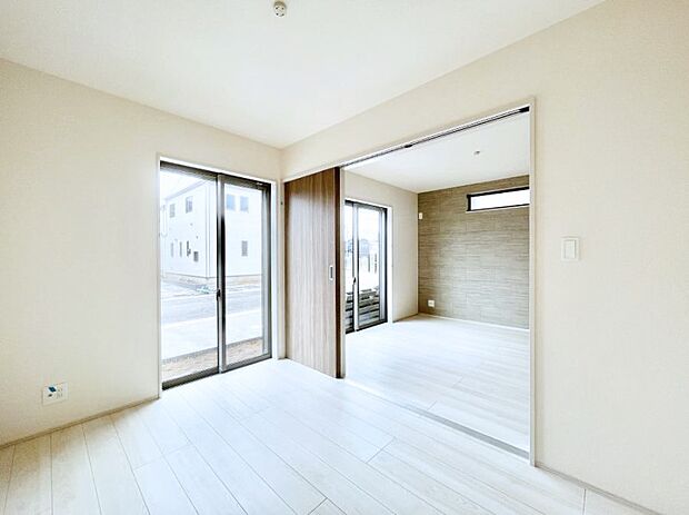 リビング横の洋室は引き戸を開ければリビングと一体に。閉じれば独立した洋室に。