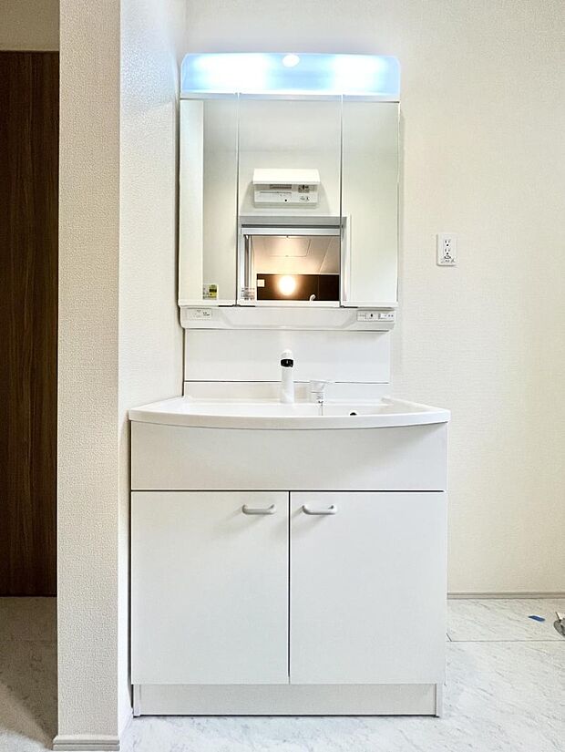 大きく見やすい三面鏡で清潔感ある洗面台は、身だしなみチェックや肌のお手入れにおすすめです。 