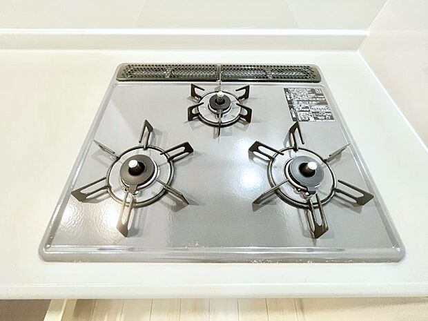 ガスコンロはSiセンサー搭載。火力調節や焦げ付き・消し忘れも防いでくれます。