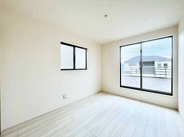 明るいバルコニーサイドに洋室を設置。目覚めの良い寝室に。