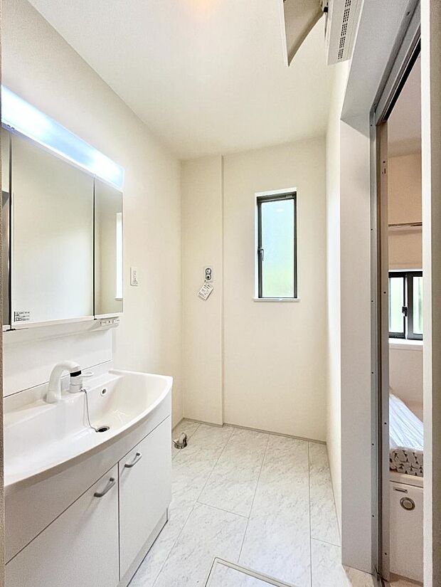 小窓がついているので湿気の多い場所でも換気が十分行えます。毎日の身支度を気持ち良く!