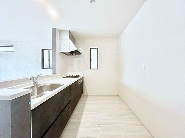 爽やかな風が通り抜けるキッチン。窓があるので明るく換気にも役立ちます。