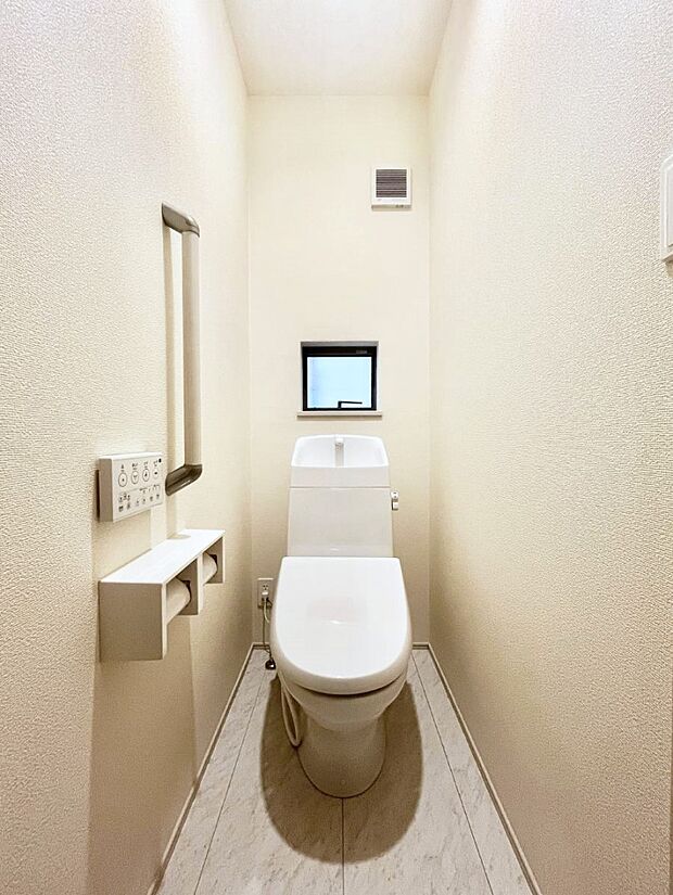 換気用小窓があり、明るく清潔な空間です。 