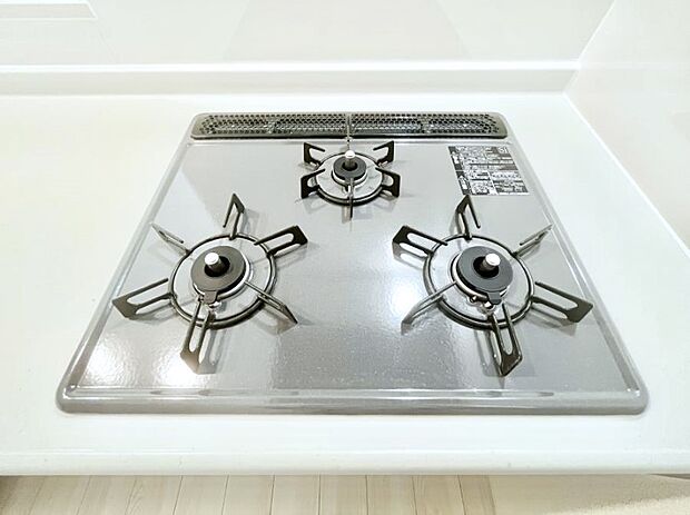 ガスコンロはSiセンサー搭載。火力調節や焦げ付き・消し忘れも防いでくれます。