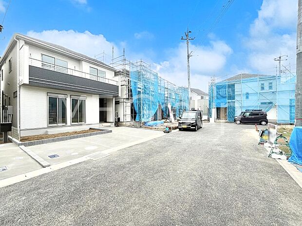 〜Exterior〜 前面道路は閑静な住宅地をはしる車通りの少ない道路。駐車の出し入れもらくらくです!ご不明点・現地見学のご希望は、お気軽にお問い合わせください!