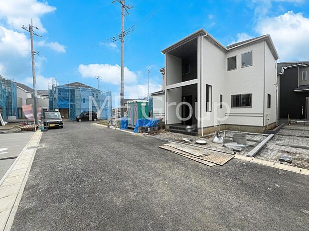 〜Exterior〜 前面道路は閑静な住宅地をはしる車通りの少ない道路。駐車の出し入れもらくらくです!ご不明点・現地見学のご希望は、お気軽にお問い合わせください!