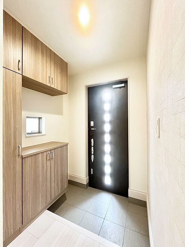 飾り棚を利用して、お越しいただくお客様をおもてなしできます。