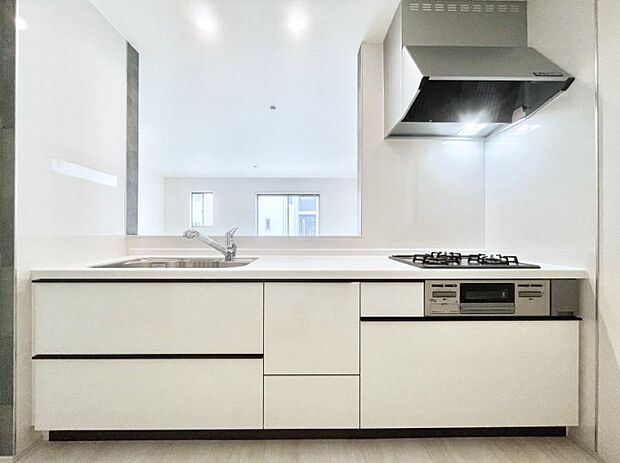 リビングを見渡せる人気のカウンターキッチン。 家族を見守りながら家事をすることができます。