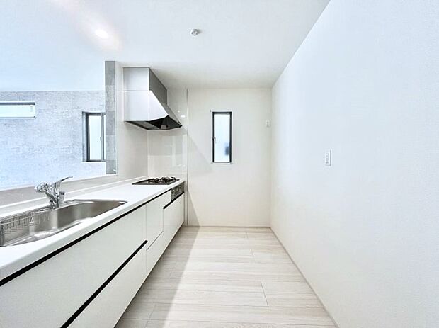 〜Kitchen〜　「さぁ今日は何を作ろう」こんなキッチンなら思いっきり料理ができちゃいます。キッチンからはリビングが一望できます。家族がつながるお家がここにございます。