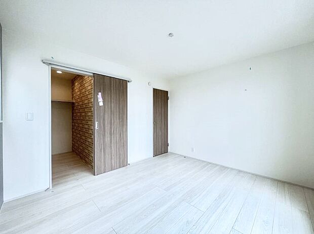 ウォークインクローゼットがあるお部屋。季節ごとの入れ替えも不要で便利です！