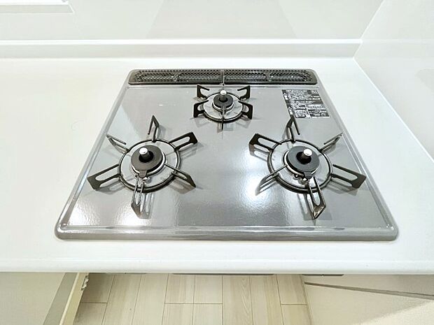 ガスコンロはSiセンサー搭載。火力調節や焦げ付き・消し忘れも防いでくれます。