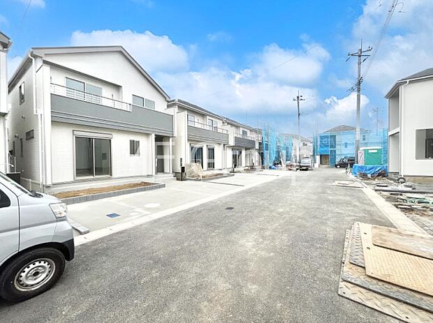 〜Exterior〜　前面道路は閑静な住宅地をはしる車通りの少ない道路。駐車の出し入れもらくらくです！ご不明点・現地見学のご希望は、お気軽にお問い合わせください！
