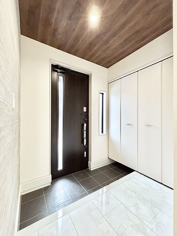 ◆1号棟◆~Entrance~ 家の中でお客様を迎える最初の場所である玄関は、家の印象そのものです!豊富な玄関収納で、常に綺麗に保つことが出来ます♪玄関にはたっぷり収納の下駄箱を完備!