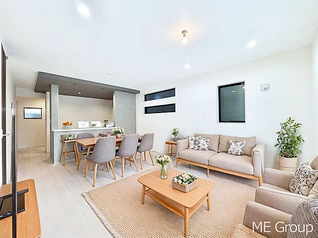 ◆1号棟◆~Living~ 家族の会話や笑顔が行き交うリビングです。大きなソファやダイニングテーブルでゆったり食事をしたりくつろぎたい♪そんな夢が叶えられる空間です!※家具はCGです