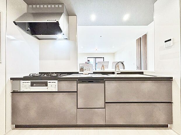 ◆1号棟◆〜Kitchen〜 『料理中も子供の成長を見逃さない』。使いやすくスタイリッシュなカウンターキッチンには、その開放感もさることながら『お子様を見守りながら』の安心感があります。