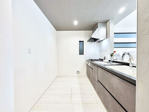 ◆1号棟◆〜Kitchen〜　自然光が入る窓のあるキッチン☆毎日使う場所だからこそ、使い勝手を考慮しました。ゆったりとしたキッチンコーナーは質感豊かな仕上がりとなっております。