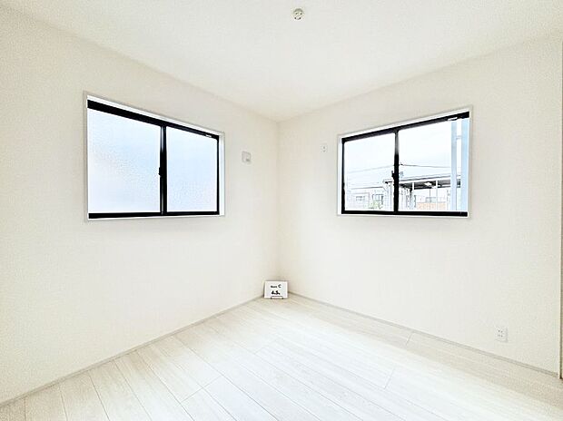 ◆1号棟◆〜Bed Room〜 「今日も一日お疲れ様」とご夫婦でゆったりくつろげる寝室。毎日の家事やお仕事に疲れた日はフカフカのベットで癒されてください。テレビや本棚をおいても快適な広さが自慢♪