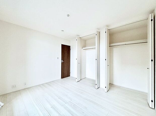 ◆1号棟◆〜Bed Room〜 全居室には収納クローゼットを完備!普段使いのお洋服や小物はもちろん、季節物のお洋服などもしっかりと整理整頓おしまい頂けます。 居室空間を広く使用できますね。
