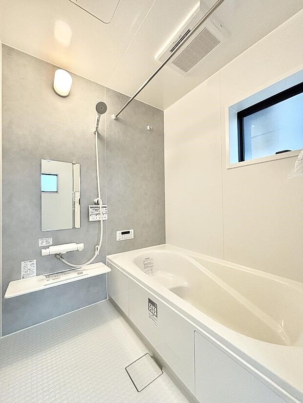 ◆1号棟◆〜Bath Room〜 足を伸ばして入浴することが可能!一日の疲れを癒す貴重なバスタイムです。お子様とご一緒でも十分な広さなので、リビングとは違った家族団欒のひと時をお楽しみいただけます。