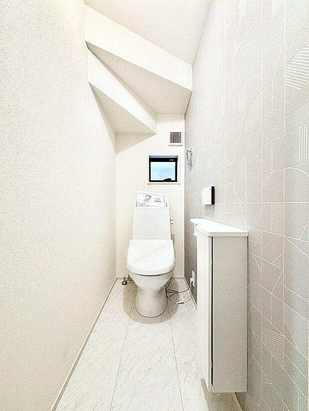 ◆1号棟◆〜Toilet〜 清潔感のある水回り♪トイレはウォシュレット付きです◎トイレは毎日使わざるを得ないもの。いつも清潔を保ちたいですね。トイレが2ヶ所あるので朝の混雑時に便利です!