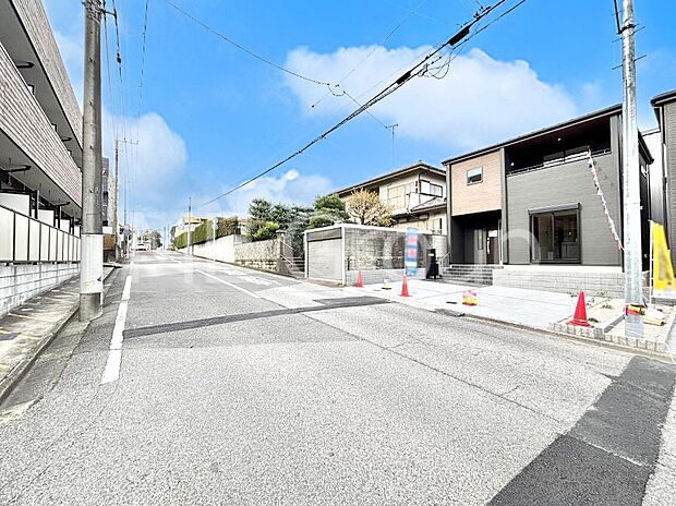 前面道路：  閑静な住宅地をはしる車通りの少ない道路。  駐車の出し入れもらくらくです！ご不明点・現地見学のご希望は、お気軽にお問い合わせください！  周辺には買い物環境も充実♪